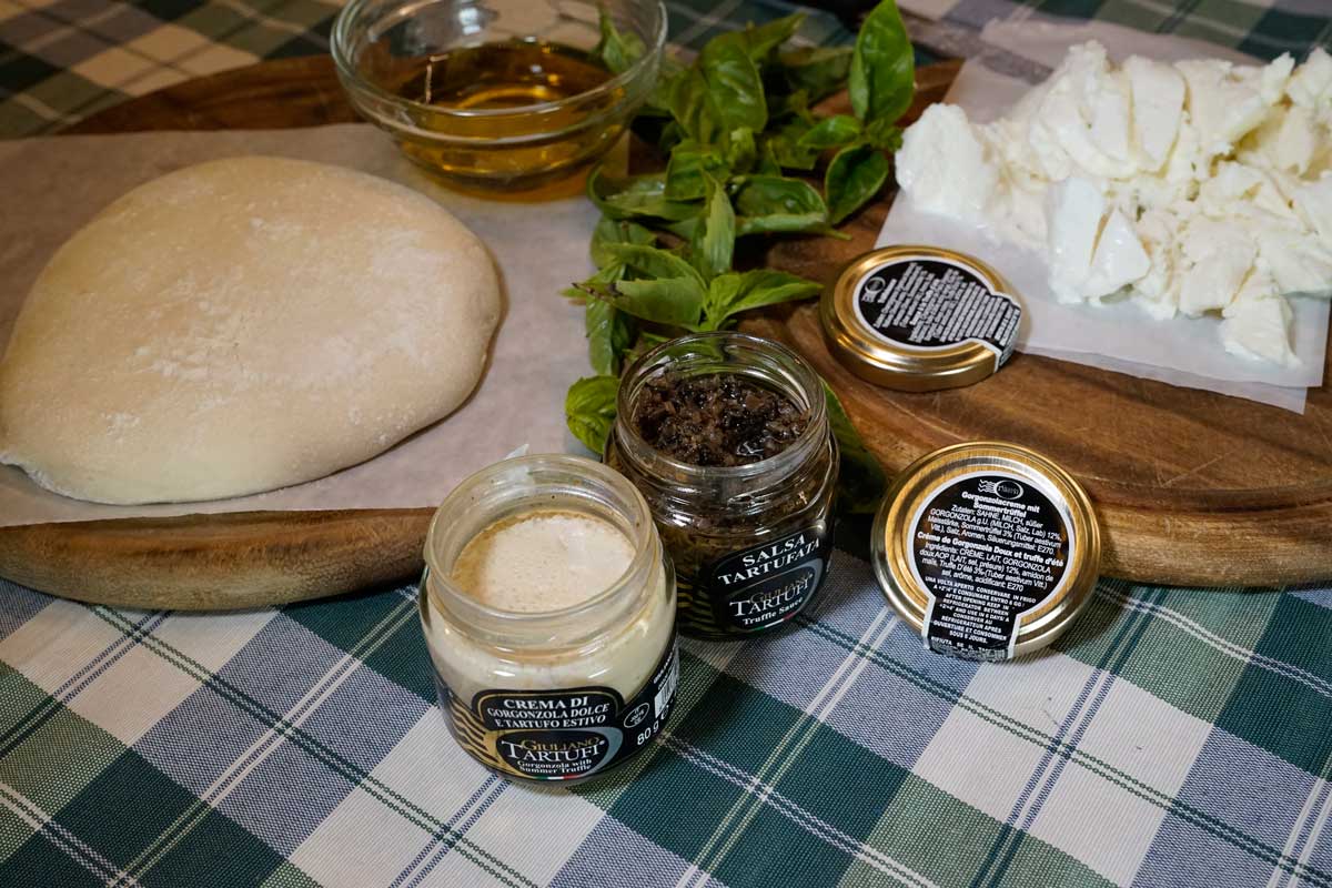 SWEET GORGONZOLA WITH SUMMER TRUFFLE CREAM - Image 5